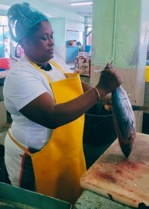 Woman-scaling-fish